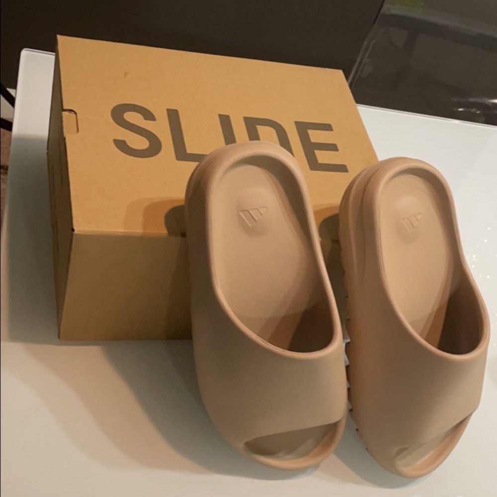 YEEZY SLIDE•Men size 6